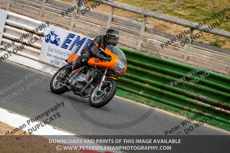 Vintage motorcycle club;eventdigitalimages;mallory park;mallory park trackday photographs;no limits trackdays;peter wileman photography;trackday digital images;trackday photos;vmcc festival 1000 bikes photographs